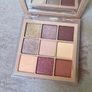 Huda Beauty Sand Haze Obsessions eyeshadow palette
